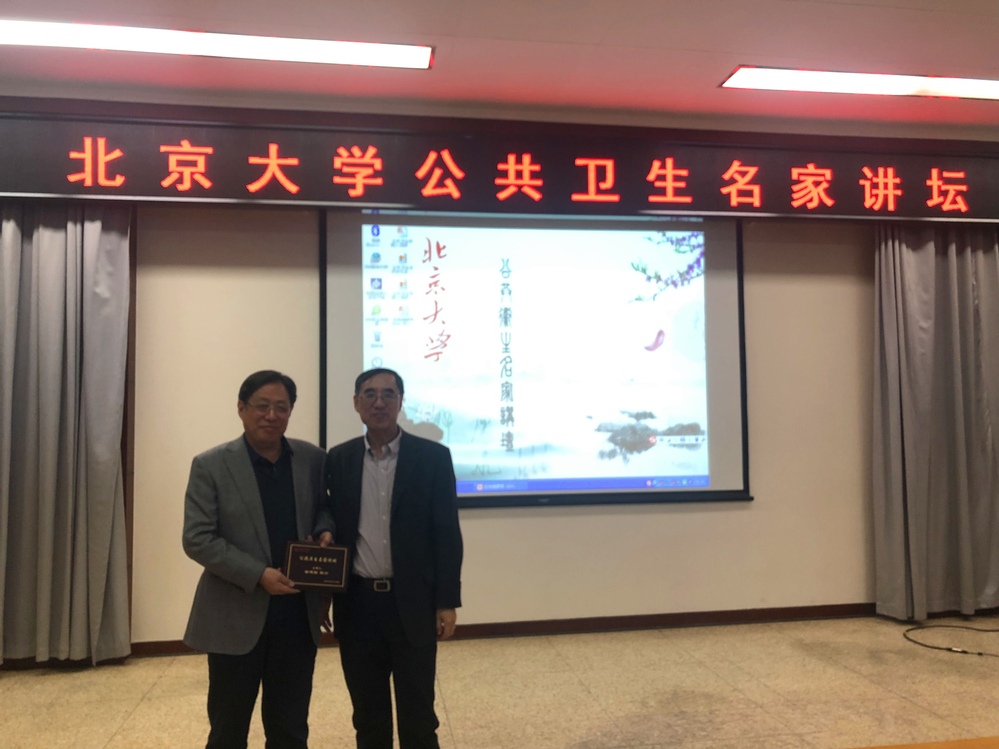 直播大秀
党委书记郝卫东向徐建国院士赠送名家讲坛证书.jpg 直播大秀
党委书记郝卫东向徐建国院士赠送名家讲坛证书.jpg